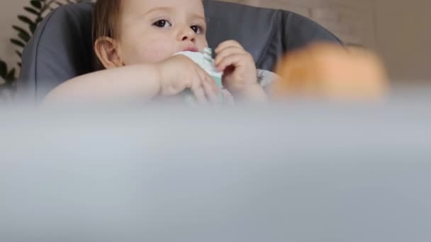 Вид Столу Дитини Сидить Стільці Подряпає Зуби Іграшкою Яку Він — стокове відео
