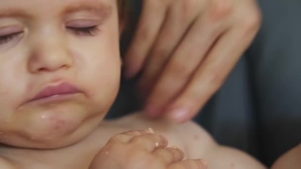 Портрет Малышки Крупным Планом Сонный После Сытной Трапезы Руки Матерей — стоковое видео