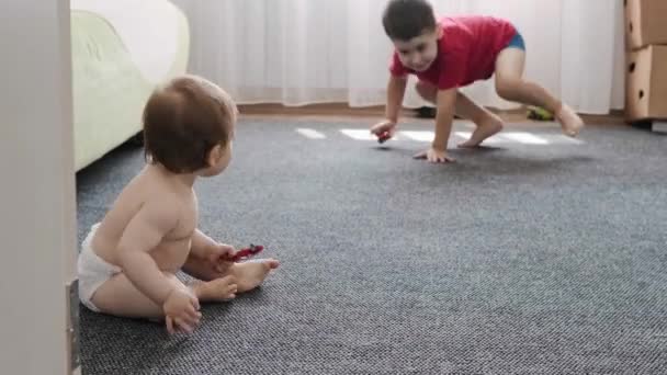 Niño Niña Jugando Ponerse Día Arrastrándose Sobre Sus Manos Rodillas — Vídeos de Stock