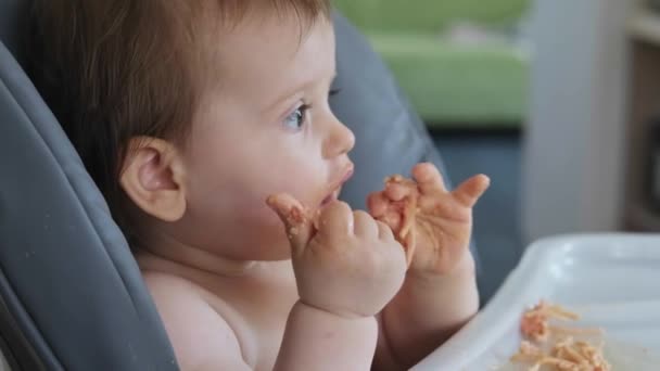 Bebê Comendo Macarrão Mesa Depois Derramar Tigela Comida Sujando Tudo — Vídeo de Stock