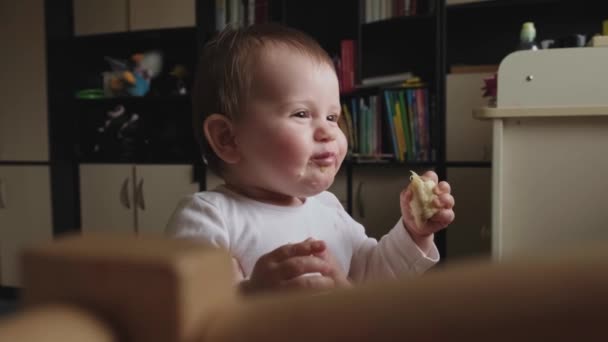 Die Mutter bringt das Kind zum Lächeln, während es ein Stück Banane isst. Gesunder Lebensstil. Gesunde Ernährung. — Stockvideo