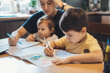 Anne, çocuk aşağıdaki egzersizleri yaparken onun yaptığı egzersizleri kontrol eder. Çalışıyorum, ödev yapıyorum..