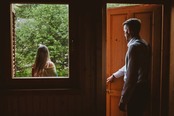 신랑은 신부가 기다리고 있는 작은 집의 발코니로 문을 엽니다. — 스톡 사진