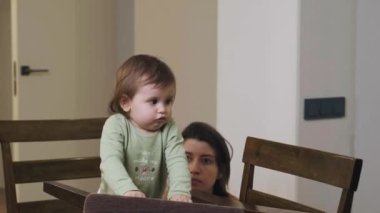 Oyunlarına başlayabilmeleri için mutfak sandalyeleri yapıyorlar. Mutlu aile birlikte. Mutlu insanlar..