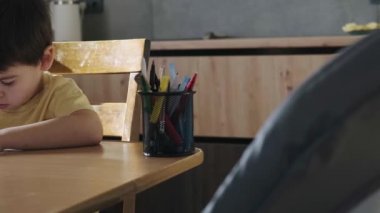 Kafkasyalı okul çocuğu, okul başlamadan önce sabah egzersiz yapıyor. Eğitim konsepti yazmak. Eğitim, okul kavramı.