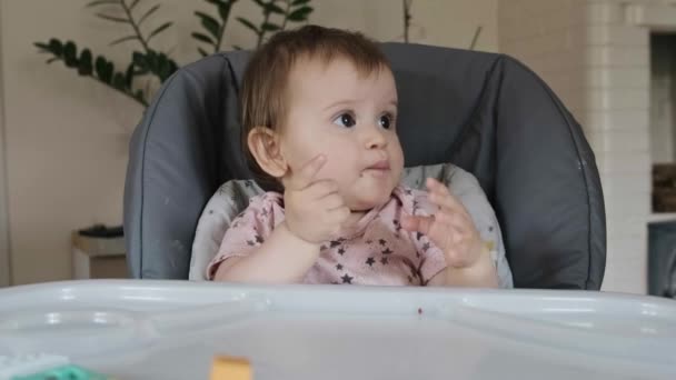 Vista frontal de uma menina caucasiana faminta pegando uma baga de sua mesa e trazendo-a para a boca. Comida fresca e saudável. Vista frontal. Alimentos saudáveis, dieta. — Vídeo de Stock