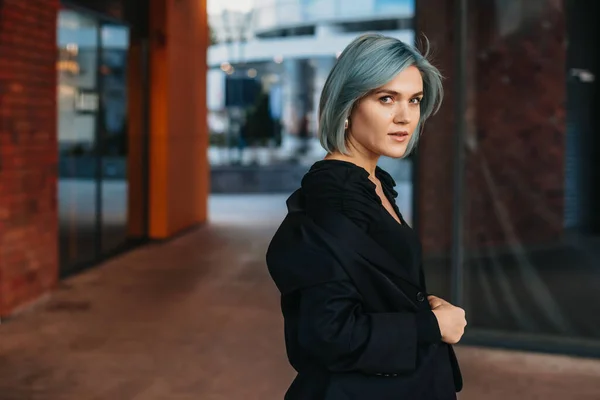 Ritratto donna d'affari con i capelli blu in posa all'aperto. Libero professionista caucasico che cammina all'aperto. Vista laterale. — Foto Stock