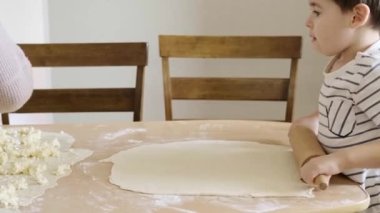 Torun para dağıtıyor, büyükannenin pasta yapmasına yardım ediyor. Hamur yoğurma, turta, pasta, kurabiye.