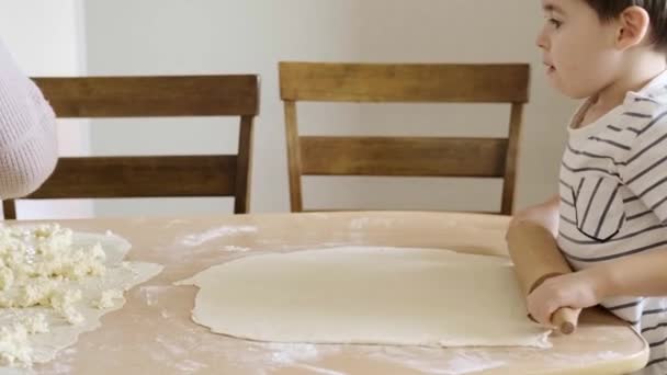 Nieto sacando pasta, ayudando a la abuela a cocinar pastel. Amasar masa, pastel de hornear, pastel, galletas. — Vídeo de stock