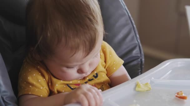 Ibu tangan memberi makan bayi yang menempatkan dot di mulutnya. Gaya hidup sehat. Makanan sehat. Peduli bayi. — Stok Video