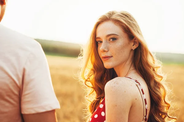 Cara e menina com cabelos vermelhos em pé entre os campos secos em um dia dunny outono. Retrato de perto. Cara de beleza. — Fotografia de Stock