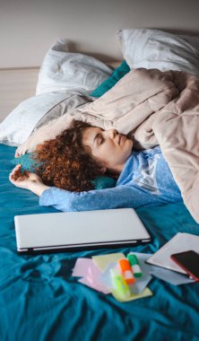 Bu sabah online ders alan kıvırcık saçlı kız uykuya daldı. Modern online eğitim. İnternette okuyan bir kız. Çevrimiçi eğitim, dersler. Kadın