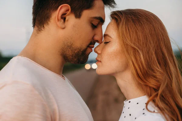 Amante casal de pé proximidade com olhos fechados posando. Belo retrato para design de estilo de vida. Foto de alta qualidade — Fotografia de Stock