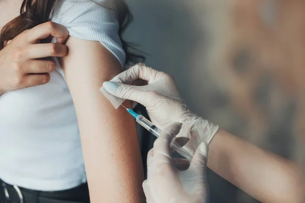 Medici mani che tengono siringa e utilizzando cotone prima di effettuare l'iniezione al paziente. Concetto di campagna di vaccinazione. Prevenzione del coronavirus. Pandemia di coronavirus — Foto Stock