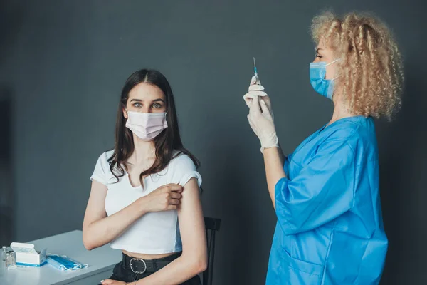 Nurse hold a syringe preparing a shot of corona virus covid-19 for a patient arm. Pandemic prevention. Health care concept. Influenza pandemic medical health — Stock Photo, Image