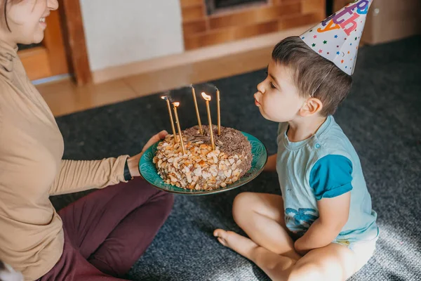 Pojken firar sin första födelsedag med tårta, ljus, ballonger hemma. Födelsedagsfest. Fira festen. Grattis på födelsedagen. Semester, födelsedag. — Stockfoto