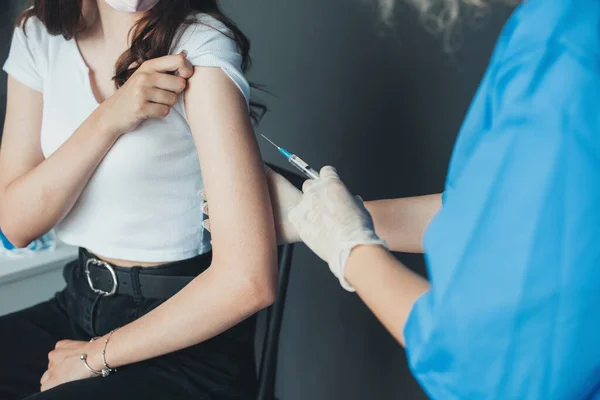 Doctor giving a patient injection subcutaneous in arm. Virus protection. Professional medical concept. Medicine concept. — Stock Photo, Image