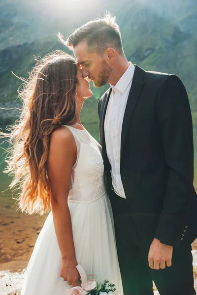 Bir gölün arka planında birbirine yakın duran evli genç insanlar, kafa kafaya. Tatil düğünü. Açık havada bir tören. Yakın plan portre