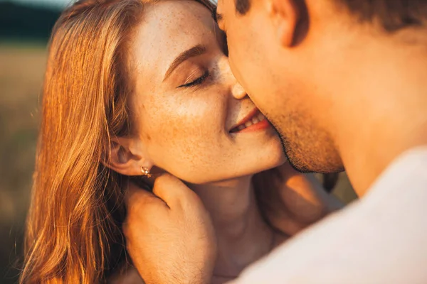 Nahaufnahme Porträt eines Paares, das sich im Sonnenuntergang bei Tageslicht küsst. Freizeitgestaltung. — Stockfoto