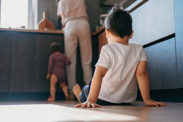 Colpo Madre Cucina Con Suoi Figli Bella Persona Femminile Sviluppo — Foto Stock