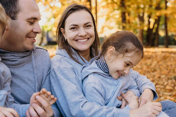 Ritratto Una Bella Famiglia Quattro Persone Che Divertono All Aperto — Foto Stock