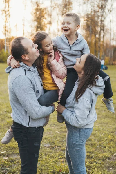 公園で家族のリラックス 一緒に幸せな家族 閉鎖肖像画 — ストック写真