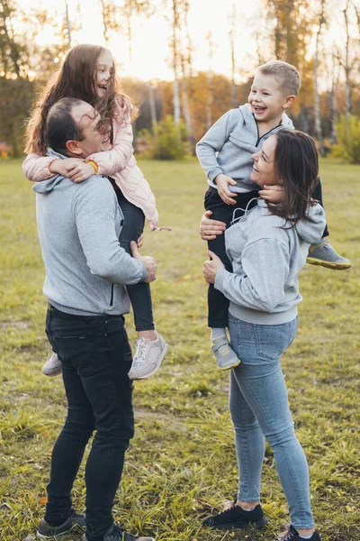 Familie Die Middag Samen Doorbrengen Ouders Die Kinderen Hun Armen — Stockfoto