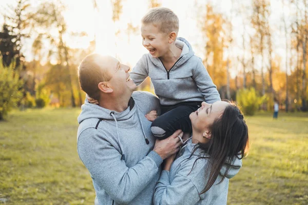 母亲和父亲的幸福家庭肩负着他们的孩子 笑笑快乐的孩子 积极的人 — 图库照片