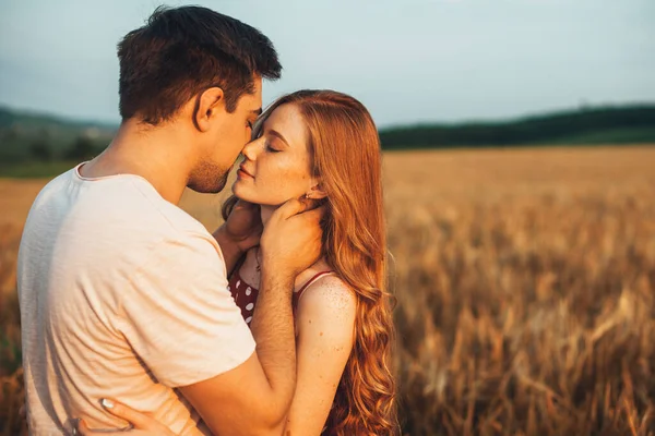 Casal Caucasiano Beijando Campo Trigo Dia Ensolarado Verão Campo Trigo — Fotografia de Stock