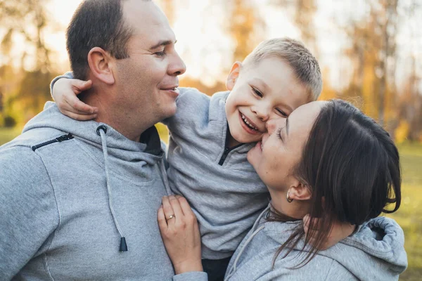 肩に子供を運ぶ親と秋の肖像画 良い家族関係の概念 — ストック写真