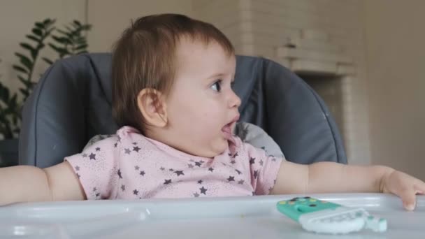 Καυκάσιο Μωρό Κάθεται Μια Ψηλή Καρέκλα Περιμένοντας Για Φαγητό Μωρό — Αρχείο Βίντεο
