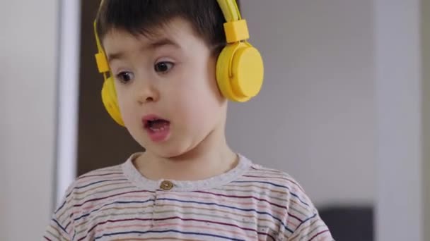 Anak Kecil Yang Manis Mendengarkan Musik Headphone Kepalanya Rumah Konsep — Stok Video