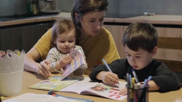 Kaukasische Mutter Hilft Ihrem Sohn Bei Schulaufgaben Bereitet Gemeinsam Hausaufgaben — Stockvideo