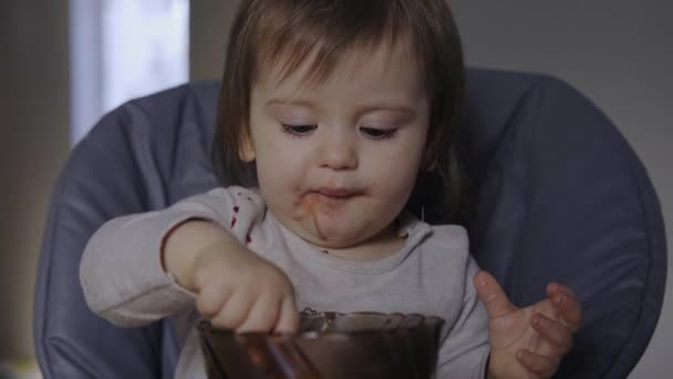 清晨白种人女婴用手吃早餐华夫饼果酱的肖像 健康食品 美味的早餐 — 图库视频影像