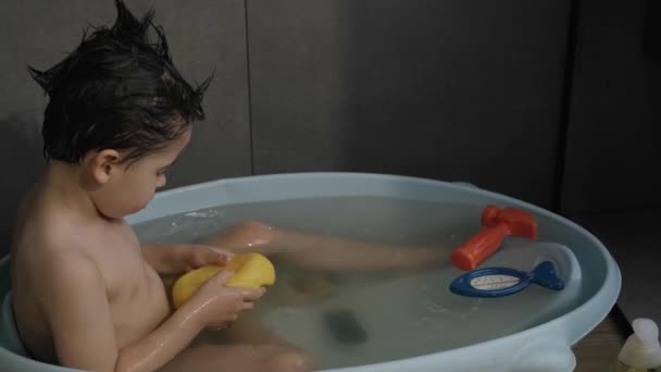 Küçük Çocuk Küvette Banyo Yaparken Sarı Ördek Oyuncağıyla Oynuyor Gülümseyen — Stok video