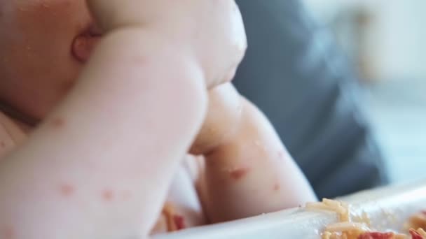 Retrato Cerca Las Manos Los Bebés Comiendo Espaguetis Haciendo Desastre — Vídeo de stock