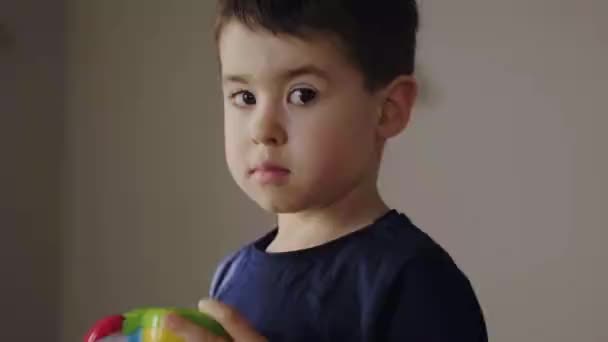 Portrait Petit Garçon Debout Avec Jouet Coloré Dans Les Mains — Video