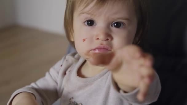 Niña Comiendo Cena Una Silla Alta Haciendo Lío Boca Cuidado — Vídeos de Stock