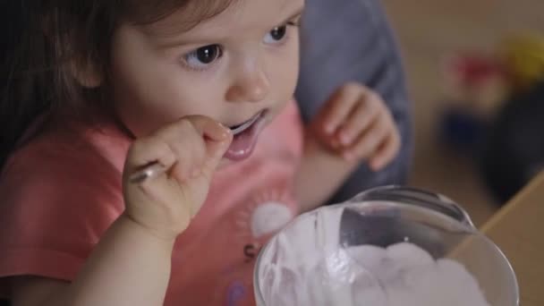 Ευτυχισμένο Κοριτσάκι Τρώει Φαγητό Κουτάλι Θηλάζει Μωρό Κάθεται Υπερυψωμένη Καρέκλα — Αρχείο Βίντεο