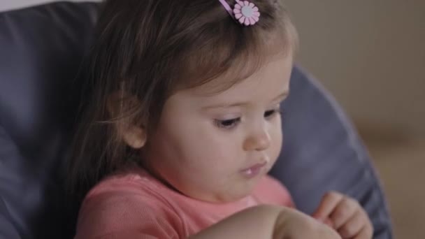Portræt Smilende Baby Pige Sidder Høj Stol Fodre Sig Selv – Stock-video