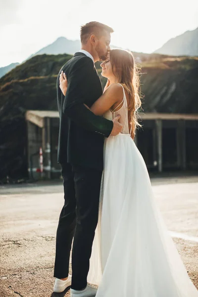 Sposa Sposo Con Stare Abbracciati Sullo Sfondo Delle Montagne Sposo — Foto Stock