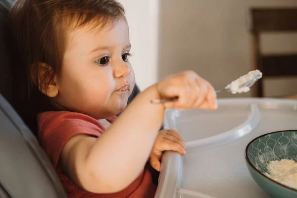 Bebê Tentar Comer Aveia Com Uma Colher Uma Tigela Menino — Fotografia de Stock