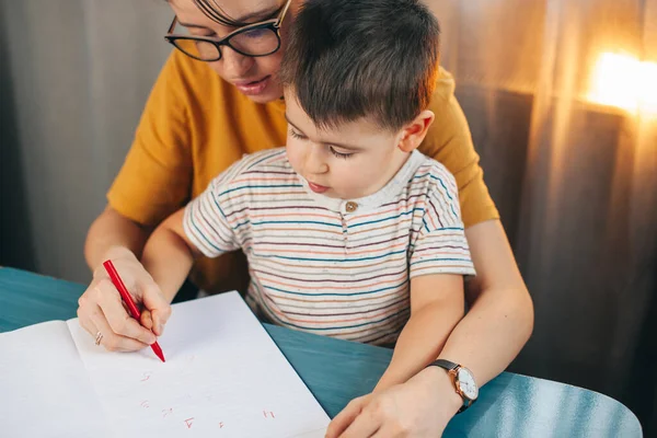 Mãos Mãe Filho Escrevendo Números Ensino Casa Lógica Habilidades Matemáticas — Fotografia de Stock