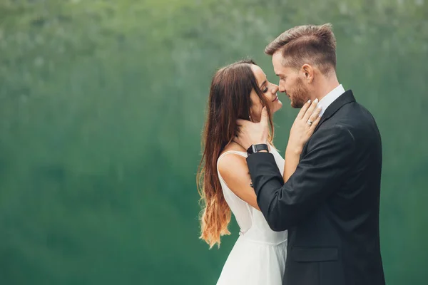 Retrato Recém Casados Sorrir Abraçar Diante Lago Olhar Para Outro — Fotografia de Stock