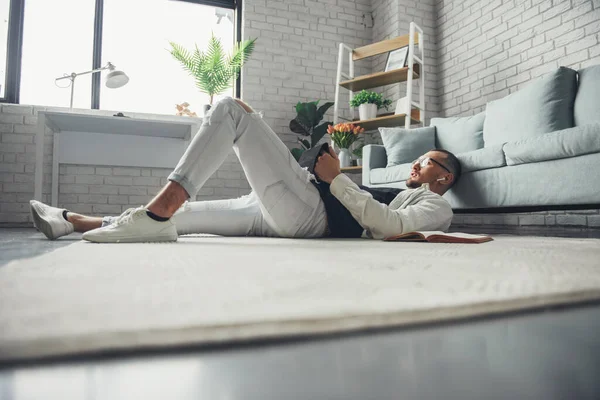 Caucásico Hombre Acostado Espalda Suelo Casa Utilizar Tableta Para Hablar — Foto de Stock