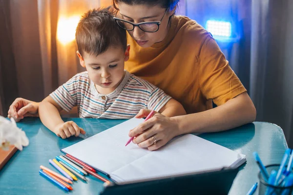 Bela Mãe Ensinando Seu Filho Contar Escrever Casa Educação Aprendizagem — Fotografia de Stock