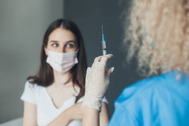 Doktor Coronavirus covid-19 salgını sırasında şırınga tutarak hastaya aşı hazırlıyor. Koronavirüs salgını. Karantina, salgın hastalık. Tıbbi