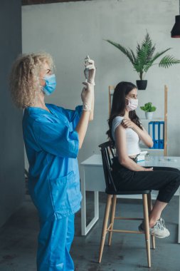 Bir hemşirenin aşı programı sırasında Pfizer 'ın hazırladığı COVID-19 aşısının yan görüntüsü. Coronavirus aşısı. Laboratuvar ekipmanları, şırınga. Doktor.