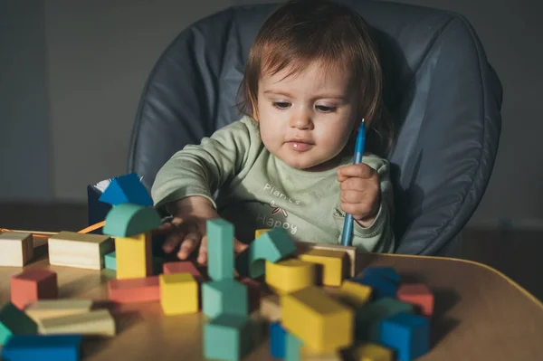 Bebê Caucasiano Brincando Com Blocos Madeira Coloridos Sentados Cadeira Alta — Fotografia de Stock