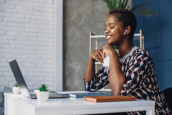 Mujer Afroamericana Sonriente Freelancer Sentada Escritorio Oficina Tomando Curso Línea — Foto de Stock
